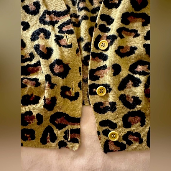 100% Wool BCBG Leopard 🐆 Crop sweater 🤎 - Picture 2 of 5